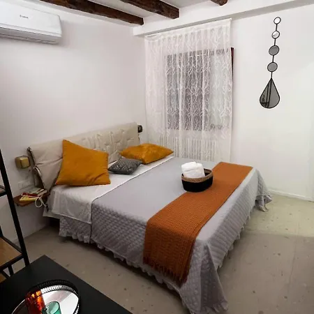 Aqua Alta Apartment